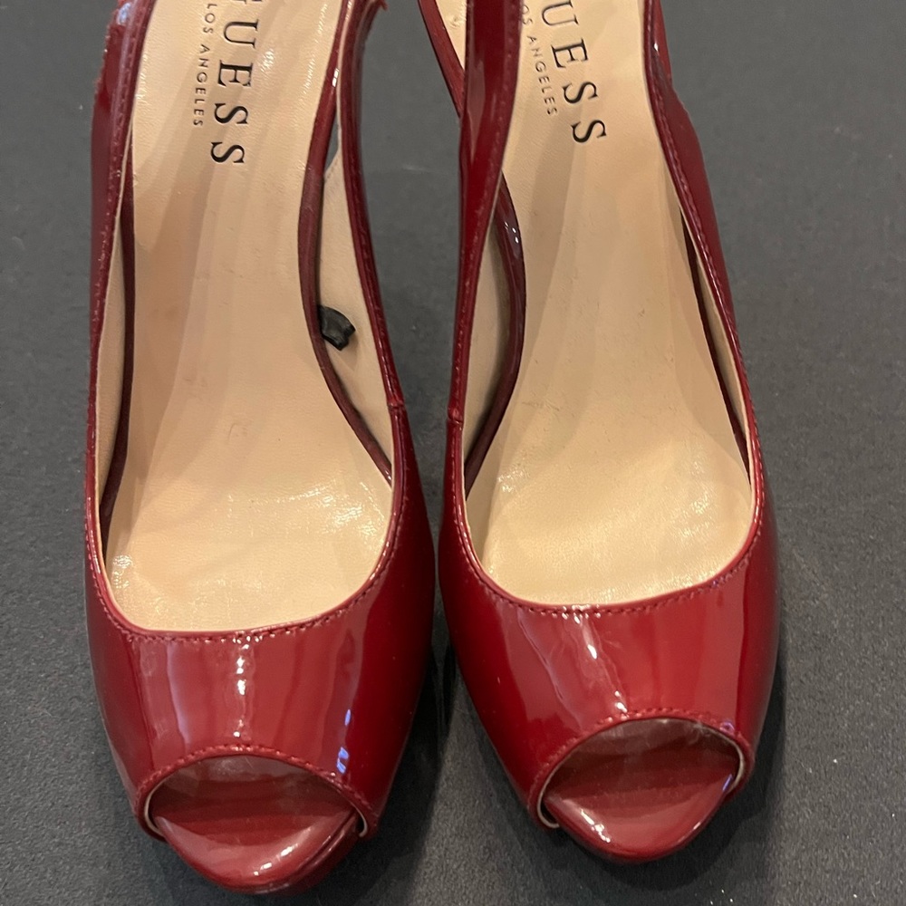 GUESS NVR WORN patent leather red heels